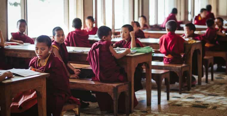 Дети за учебой в буддистском монастыре