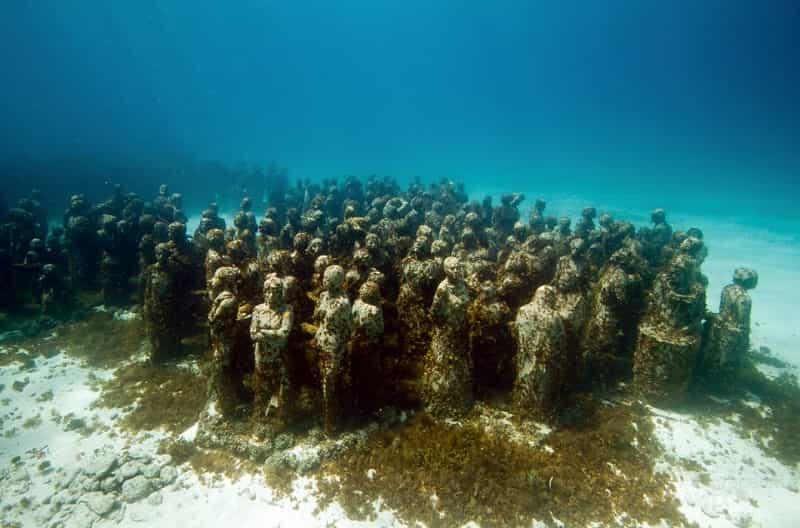 скульптурных произведений в натуральную величину под водой