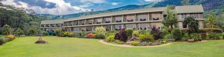 Зеленый и роскошный отель Hunas Falls