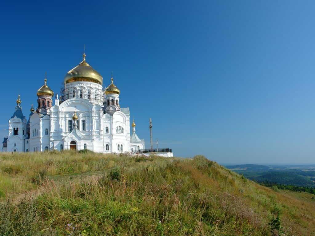 Белоснежный храм с золотыми куполами