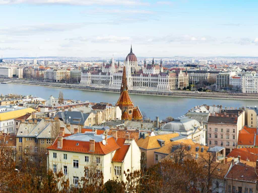 Река посредине города Будапешт