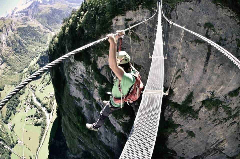 Подвесной мост в швейцарских Альпах