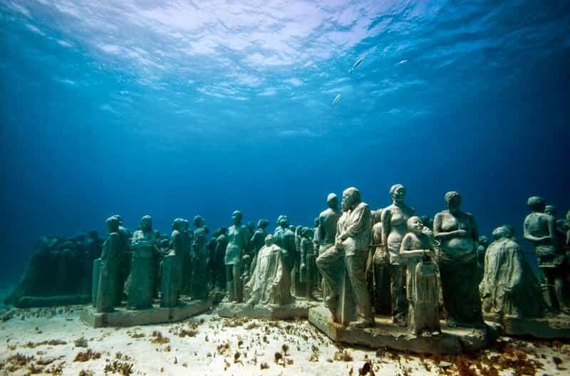скульптурных произведений в натуральную величину под водой