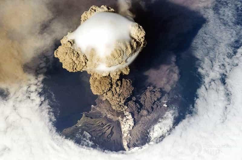 Именем русского полярного исследователя Гавриила Андреевича Сарычева назван один из активных вулканов на Курилах — вулкан Пик Сарычева