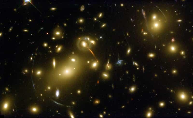 Скоплении галактик Abell 2218