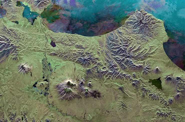 Восточное побережье Камчатки. В центре — Ключевская Сопка, самый высокий активный вулкан в Евразии