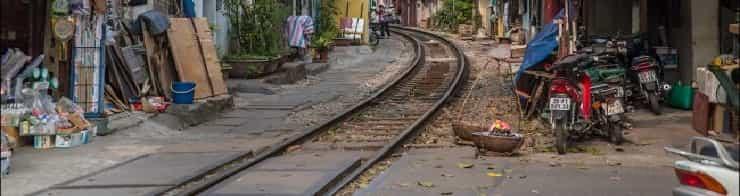 Железная дорога в центре Ханоя - столицы Вьетнама