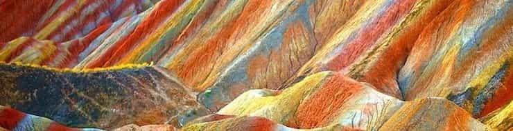 Необычные  разноцветные скалы Чжанъе Данься в Китае