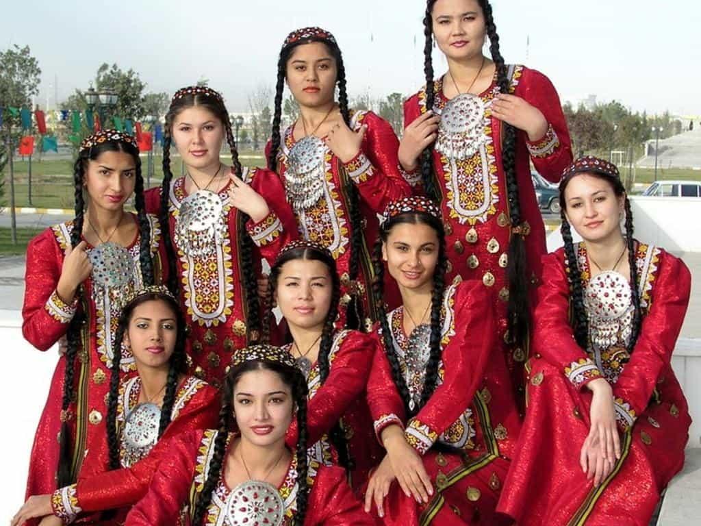 Узбекская туркменская. Туркмения туркменки. Национальный костюм туркменов. Узбекские женщины. Туркменский костюм женский.