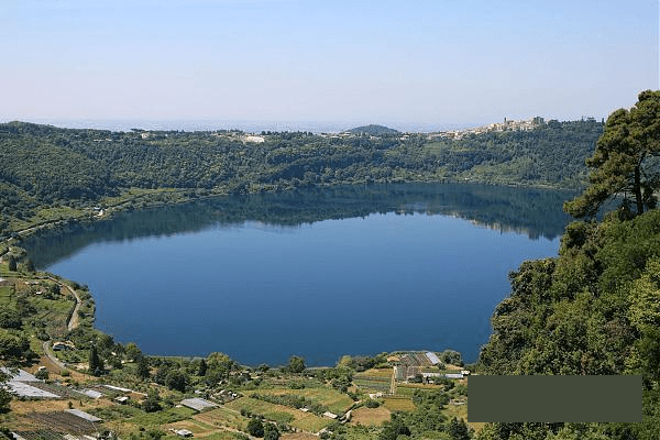 Озеро среди холмов